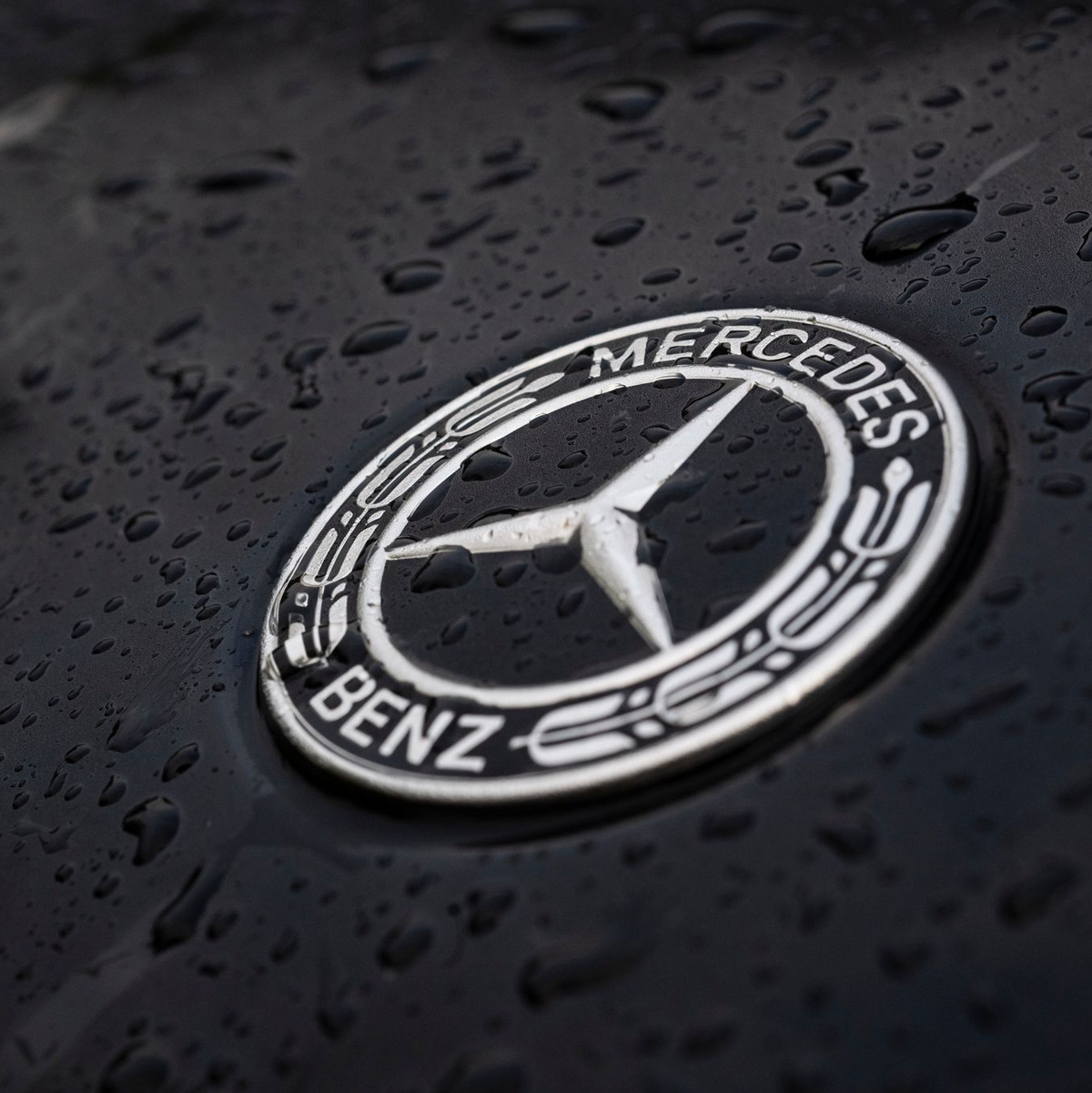 Gewinneinbruch bei Mercedes-Benz. (Archivbild) - Foto: Marijan Murat/dpa