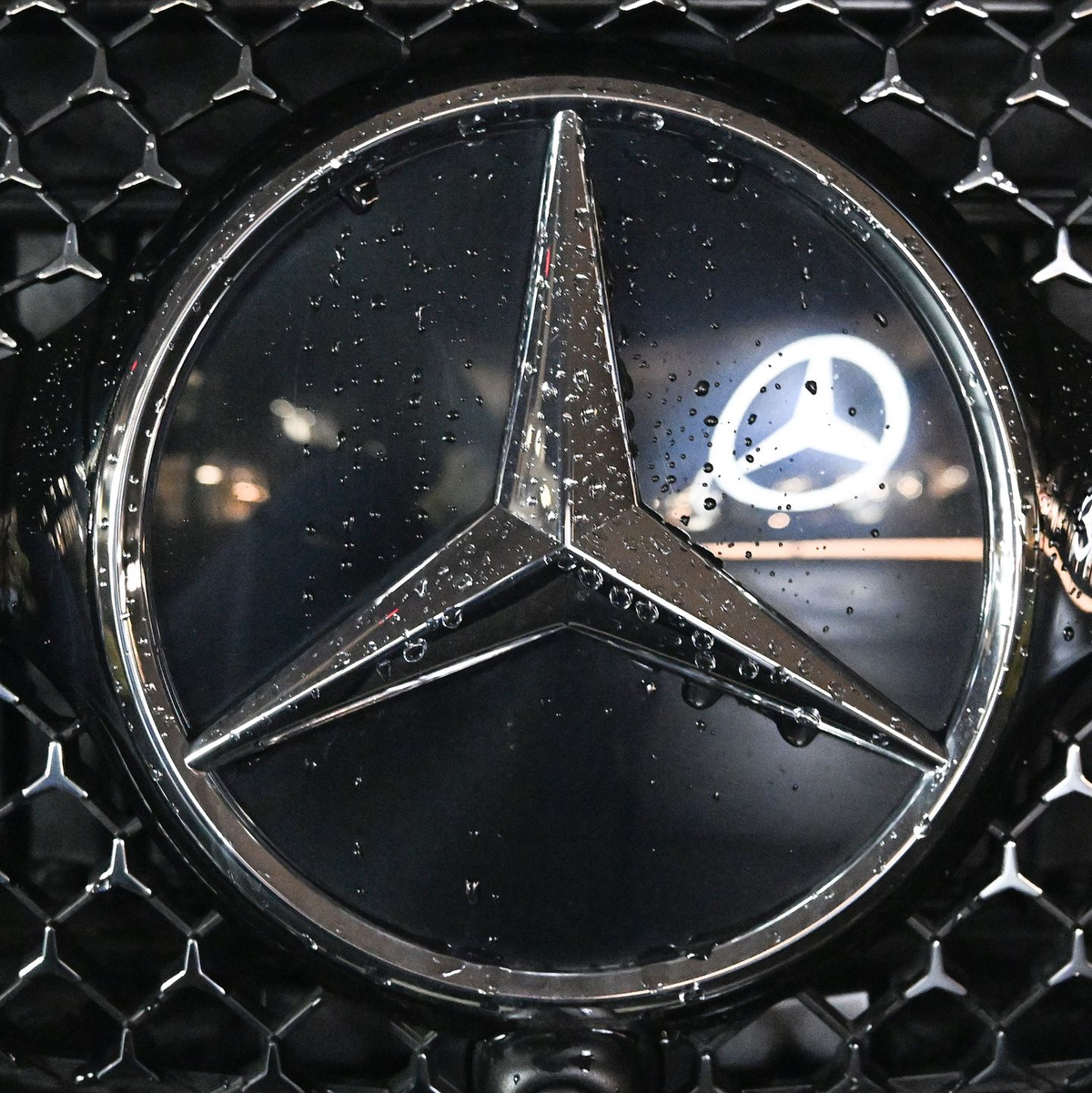 Mercedes-Benz: Zölle, Wechselkurse und China belasten das Geschäft. - Foto: Bernd Weißbrod/dpa