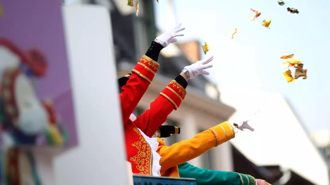 An Karneval muss man sich in Köln eigenverantwortlich vor Wurfgeschossen in Acht nehmen, wie das Amtsgericht verfügt hat (Archivbild). - Bild: Oliver Berg/dpa/dpa-tmn