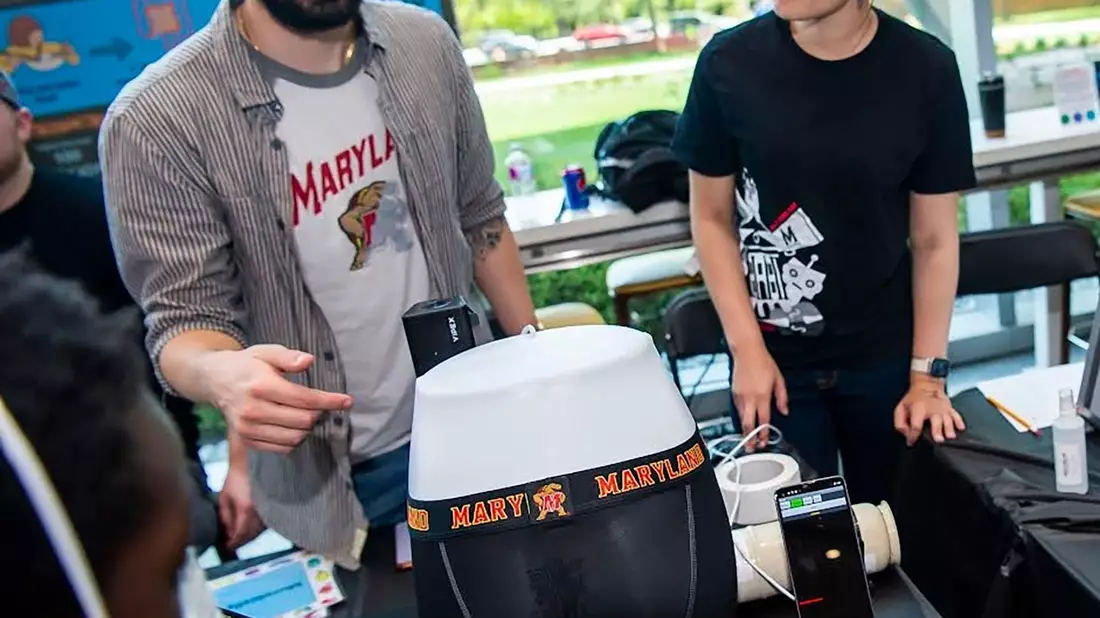 Forschende stellen einen Prototypen der smarten Unterhose vor. - Bild: Brantley Hall/University of Maryland/dpa