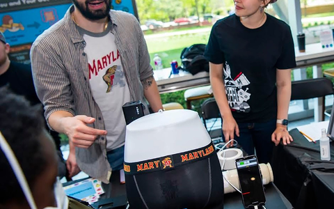 Forschende stellen einen Prototypen der smarten Unterhose vor. - Foto: Brantley Hall/University of Maryland/dpa