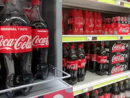 Coca-Cola in einem Supermarktregal (Archiv) - Foto: via dts Nachrichtenagentur