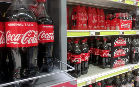 Coca-Cola in einem Supermarktregal (Archiv) - Foto: via dts Nachrichtenagentur
