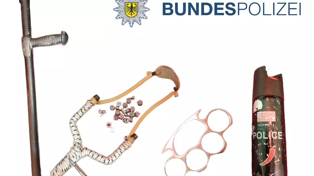 BPOLI LUD: Bundespolizei stellt gefährliches Waffenarsenal bei Kontrolle in Hagenwerder sicher - Bild: presseportal.de