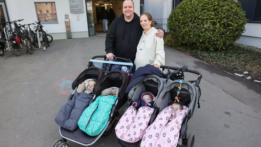Zwei Zwillingspaare im Kinderwagen, eins im Bauch - Jasmin Schmidt und Andreas Rittner freuen sich wieder auf doppeltes Glück. - Bild: Daniel Löb/dpa