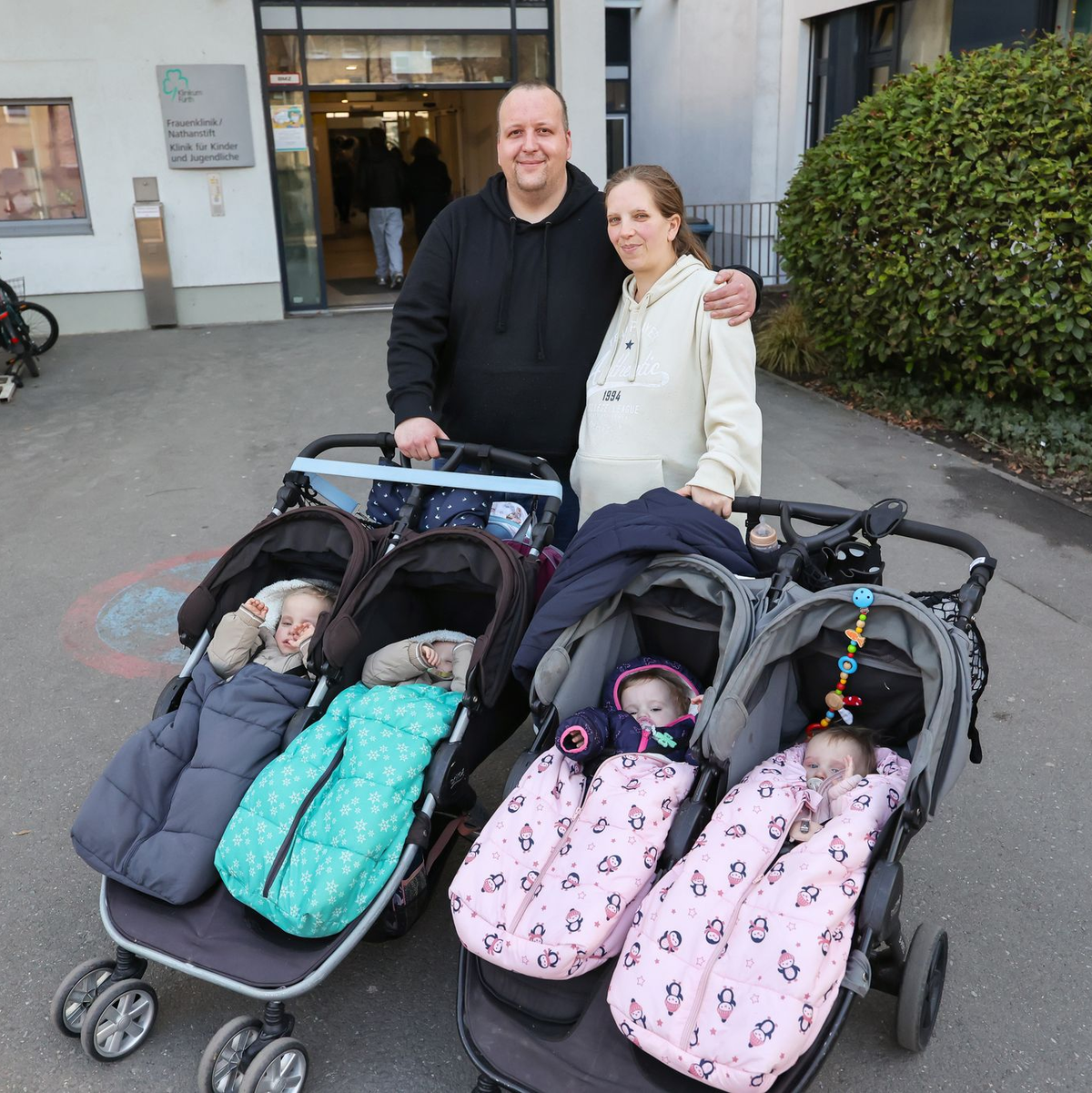 Zwei Zwillingspaare im Kinderwagen, eins im Bauch - Jasmin Schmidt und Andreas Rittner freuen sich wieder auf doppeltes Glück. - Foto: Daniel Löb/dpa