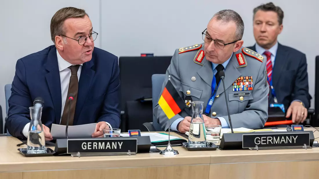 «Ich arbeite ausgezeichnet mit ihm zusammen, sehr vertrauensvoll», sagt Verteidigungsminister Boris Pistorius über Generalinspekteur Carsten Breuer. (Archivbild) - Bild: Geert Vanden Wijngaert/AP/dpa