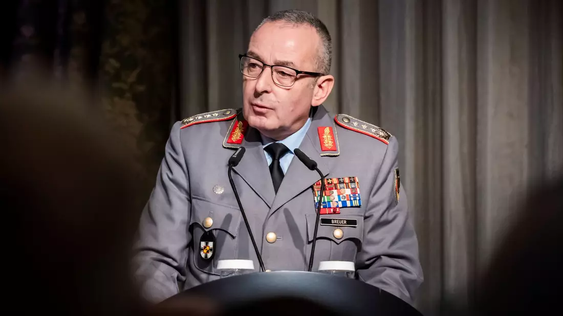 Breuer ist seit März 2023 Generalinspekteur der Bundeswehr und damit der ranghöchste Soldat Deutschlands.  - Bild: Christoph Soeder/dpa