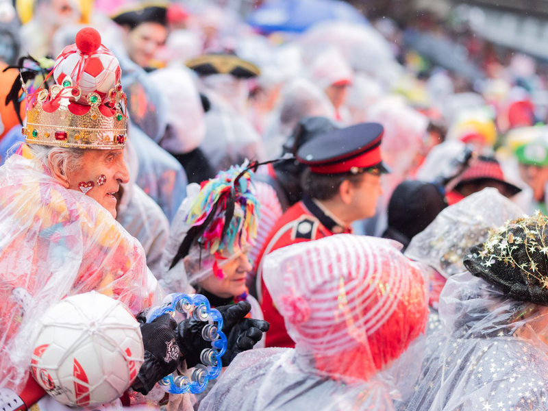 Auch durch strömenden Regen lassen sich die Karnevalisten nicht vom Feiern abhalten. - Foto: Rolf Vennenbernd/dpa