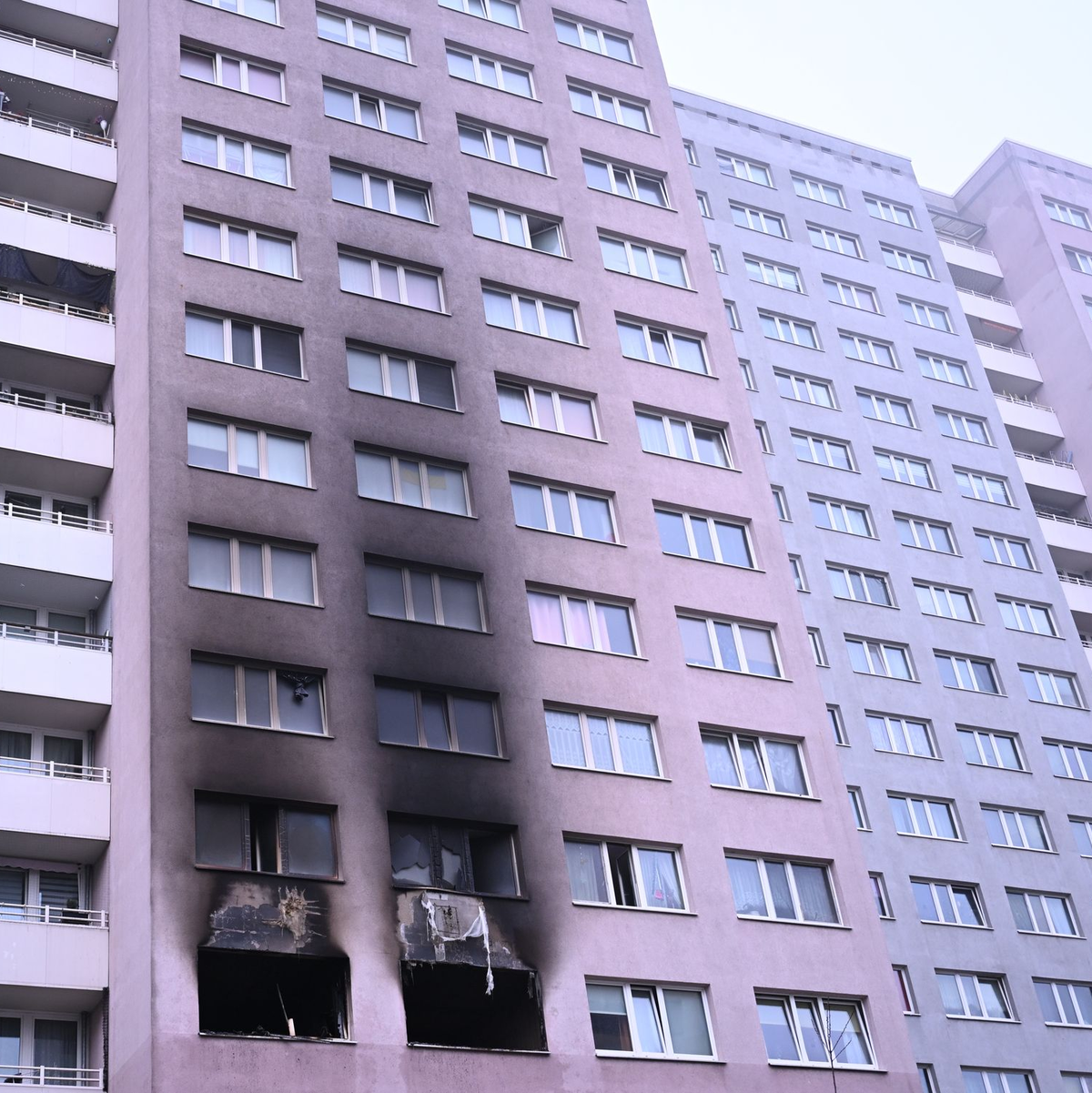 Am Tag danach ist die verrußte Fassade zu sehen. - Foto: Markus Lenhardt/dpa