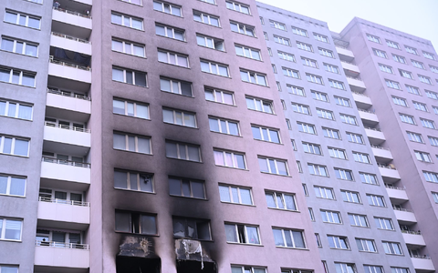 Am Tag danach ist die verrußte Fassade zu sehen. - Foto: Markus Lenhardt/dpa