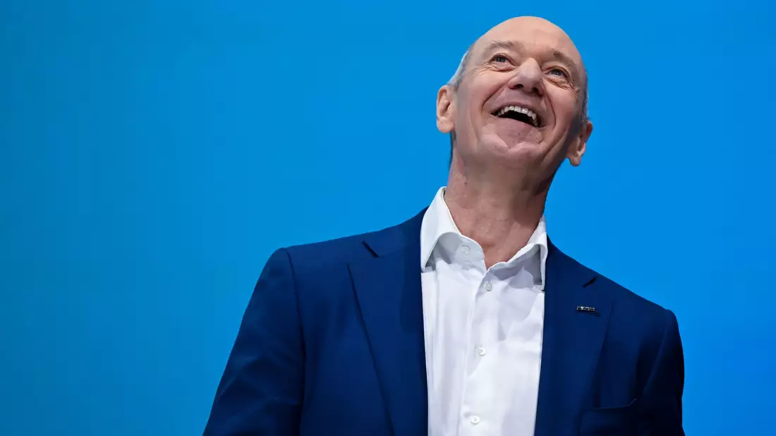 Siemens-Chef Roland Busch hat Grund zur Freude: Geschäftszahlen und Aktienkurs entwickeln sich gut. - Bild: Sven Hoppe/dpa