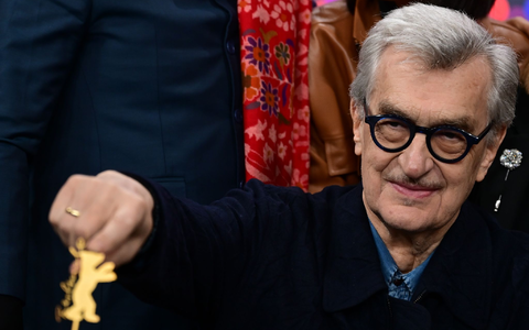 Wenders sieht das Kino als Gegenpol zur Politik. - Foto: Sebastian Christoph Gollnow/dpa