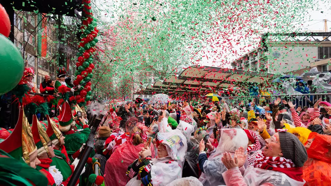 In den rheinischen Hochburgen hat der Straßenkarneval begonnen. - Bild: Rolf Vennenbernd/dpa