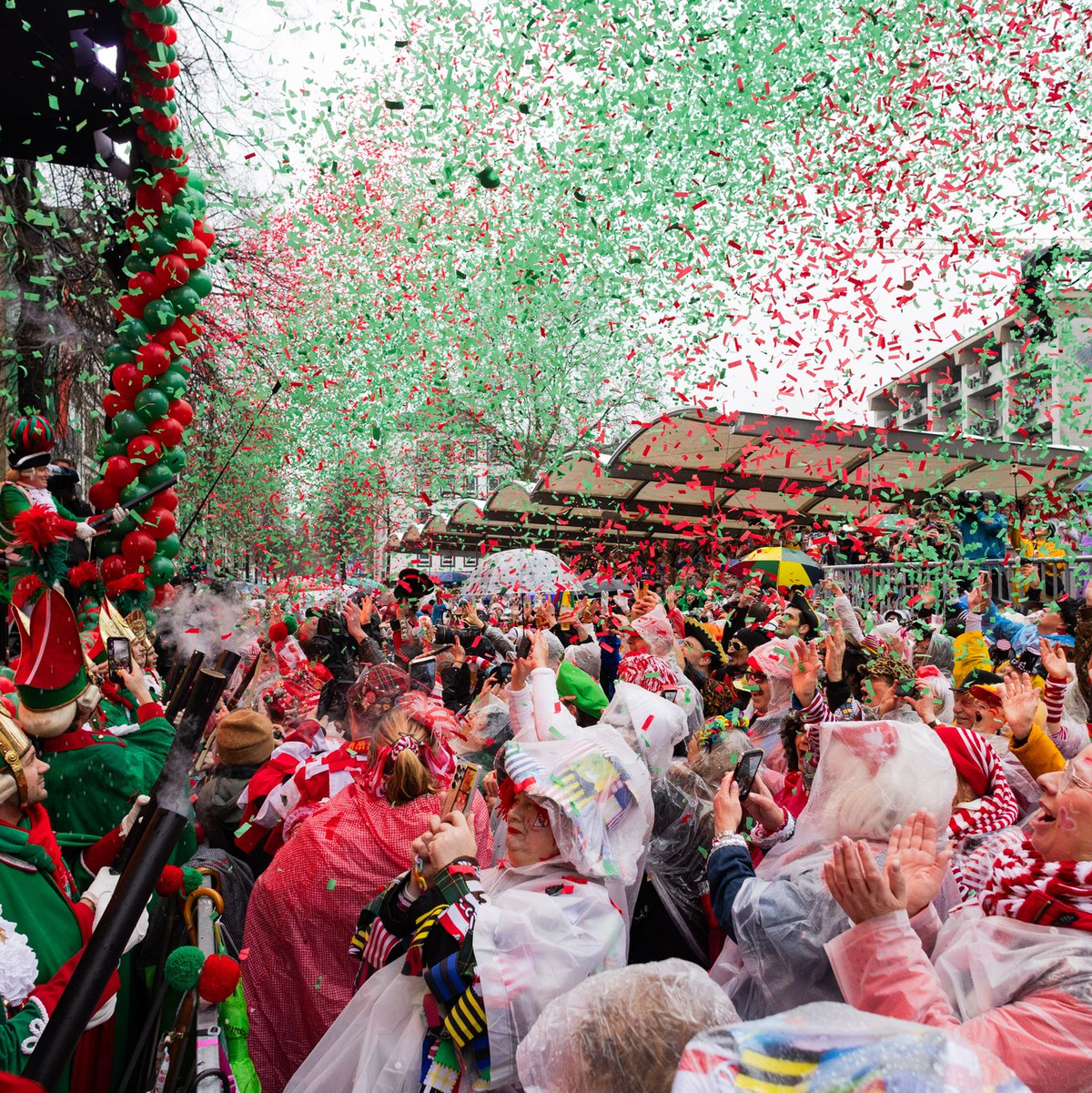 In den rheinischen Hochburgen hat der Straßenkarneval begonnen. - Foto: Rolf Vennenbernd/dpa
