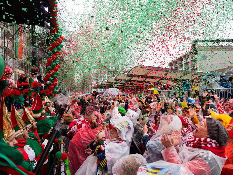 In den rheinischen Hochburgen hat der Straßenkarneval begonnen. - Foto: Rolf Vennenbernd/dpa