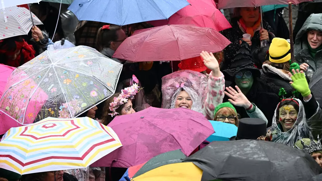 Närrinnen und Narren trotzen dem Regen. - Bild: Federico Gambarini/dpa
