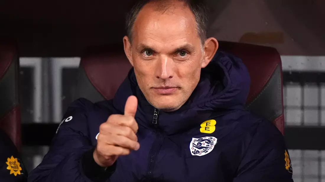 Daumen hoch: Thomas Tuchel hat einen neuen Vertrag in England unterschrieben. (Archivbild) - Bild: Bradley Collyer/PA Wire/dpa