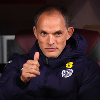 Daumen hoch: Thomas Tuchel hat einen neuen Vertrag in England unterschrieben. (Archivbild) - Foto: Bradley Collyer/PA Wire/dpa