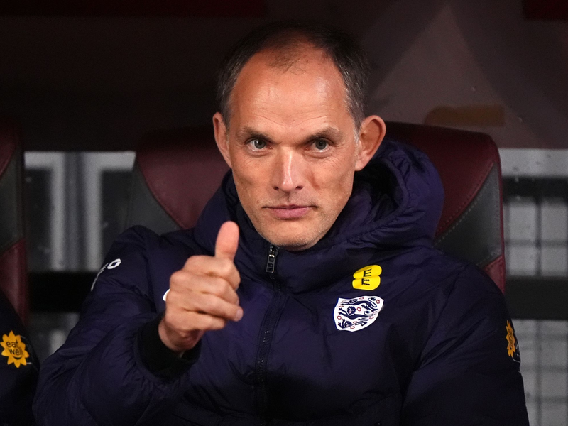 Daumen hoch: Thomas Tuchel hat einen neuen Vertrag in England unterschrieben. (Archivbild) - Foto: Bradley Collyer/PA Wire/dpa