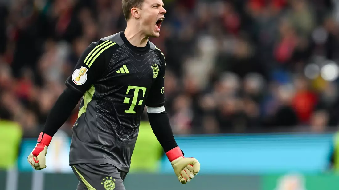 Auf dem Weg nach Berlin: Bayern-Kapitän Manuel Neuer jubelt nach dem Einzug ins Halbfinale.  - Bild: Sven Hoppe/dpa