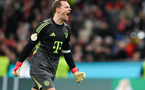 Auf dem Weg nach Berlin: Bayern-Kapitän Manuel Neuer jubelt nach dem Einzug ins Halbfinale.  - Foto: Sven Hoppe/dpa