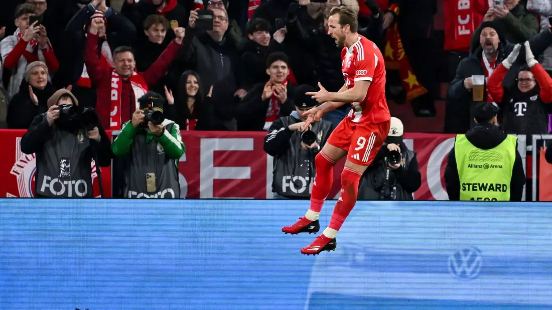 Wieder mal der Wegbereiter: Harry Kane jubelt nach seinem Elfmetertor zum 1:0.  - Bild: Sven Hoppe/dpa