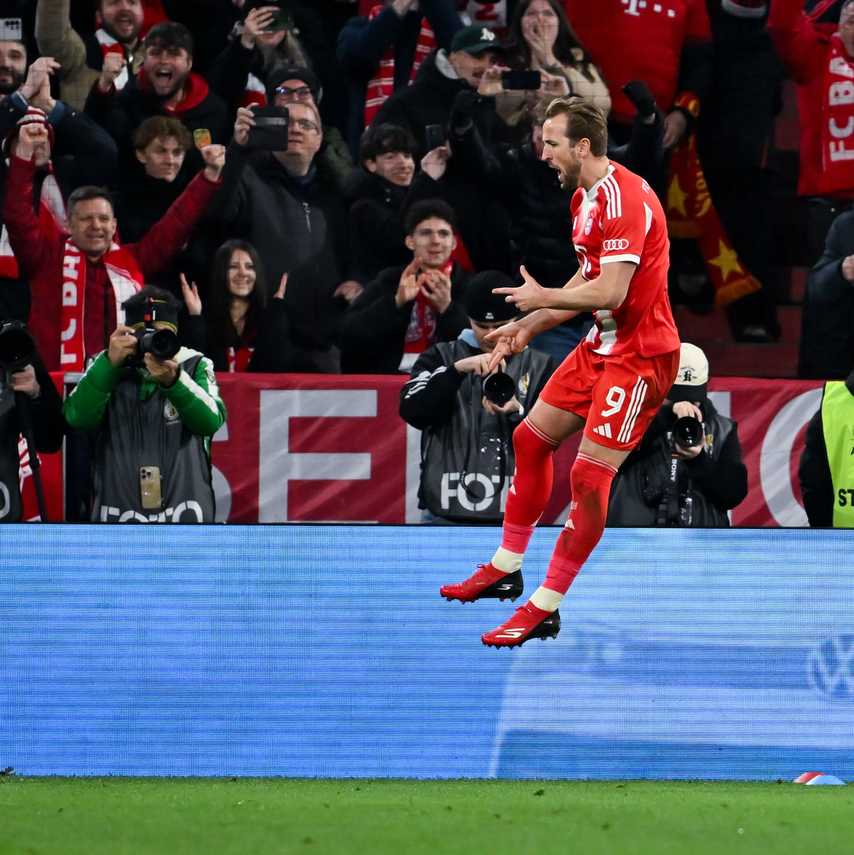 Wieder mal der Wegbereiter: Harry Kane jubelt nach seinem Elfmetertor zum 1:0.  - Foto: Sven Hoppe/dpa