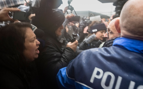 Angehörige von Opfern beschimpfen die Barbesitzer der als Mörder. - Foto: Alessandro Della Valle/KEYSTONE/dpa