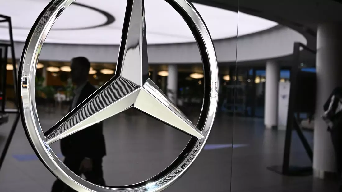 Mercedes-Benz mit Gewinneinbruch im Geschäftsjahr 2025. - Bild: Bernd Weißbrod/dpa