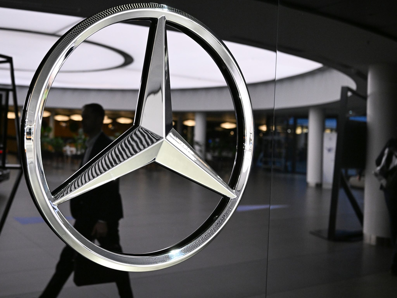 Mercedes-Benz mit Gewinneinbruch im Geschäftsjahr 2025. - Foto: Bernd Weißbrod/dpa