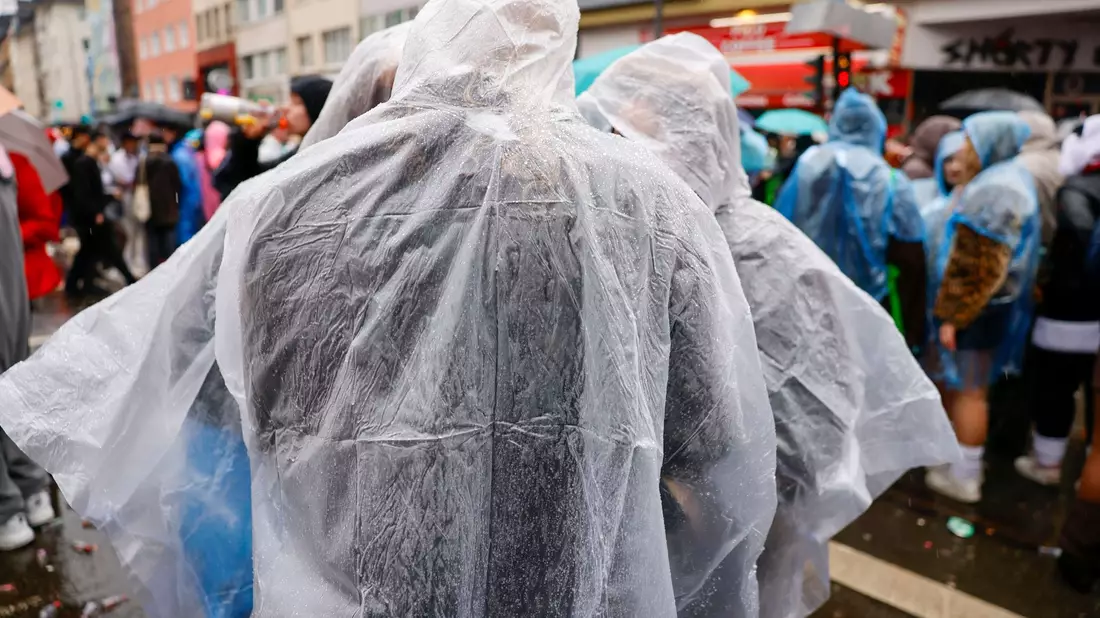 Erst Regen, dann womöglich noch Schnee und Eis - so lautet die Wettervorhersage für den bevorstehenden Höhepunkt des Karnevals. - Bild: Thomas Banneyer/dpa