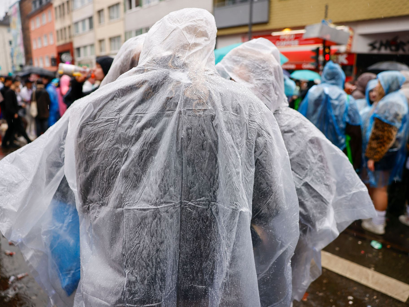 Erst Regen, dann womöglich noch Schnee und Eis - so lautet die Wettervorhersage für den bevorstehenden Höhepunkt des Karnevals. - Foto: Thomas Banneyer/dpa