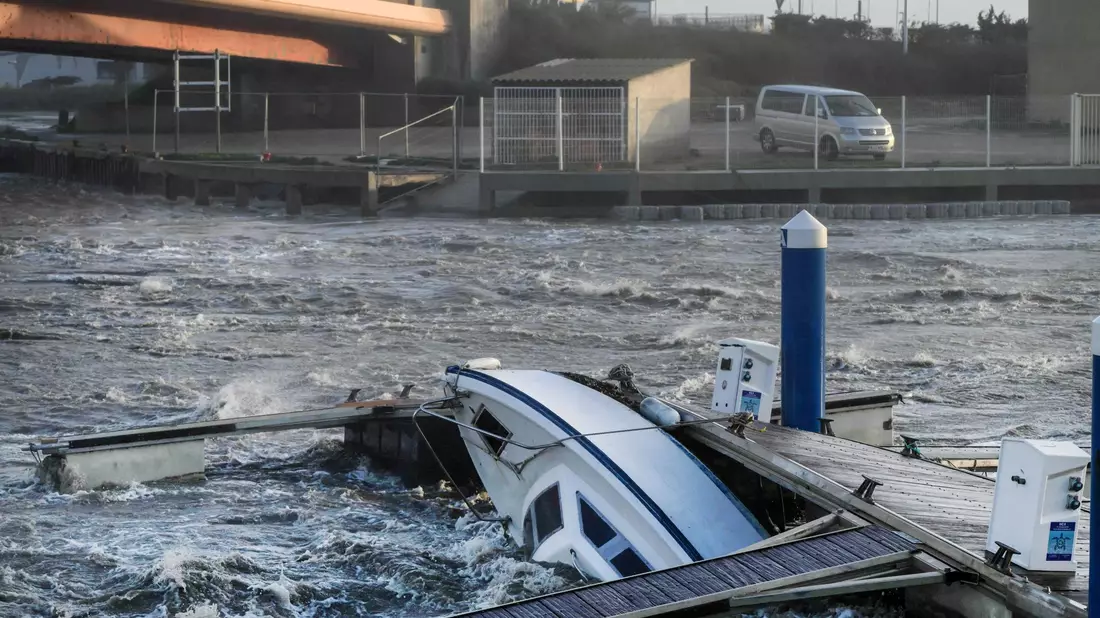Wegen des Sturms «Nils» gilt in fünf französischen Départements derzeit die höchste Unwetterwarnstufe Rot. - Bild: Ed Jones/AFP/dpa