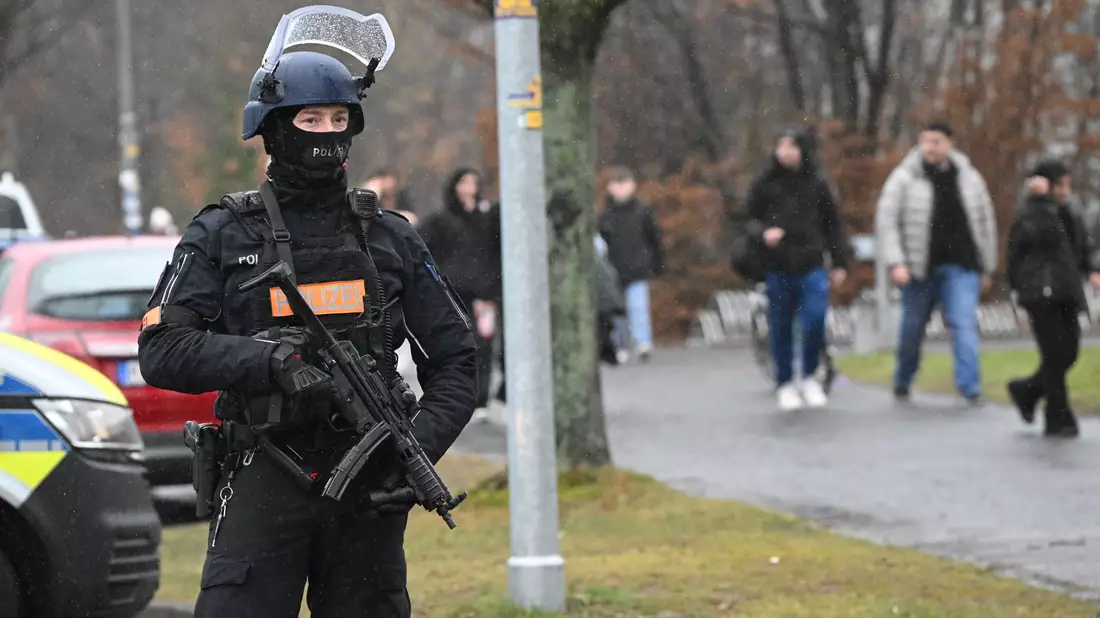 Die Polizei hat das Gelände abgesucht. - Bild: Julian Stratenschulte/dpa