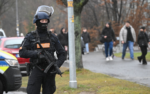 Die Polizei hat das Gelände abgesucht. - Foto: Julian Stratenschulte/dpa