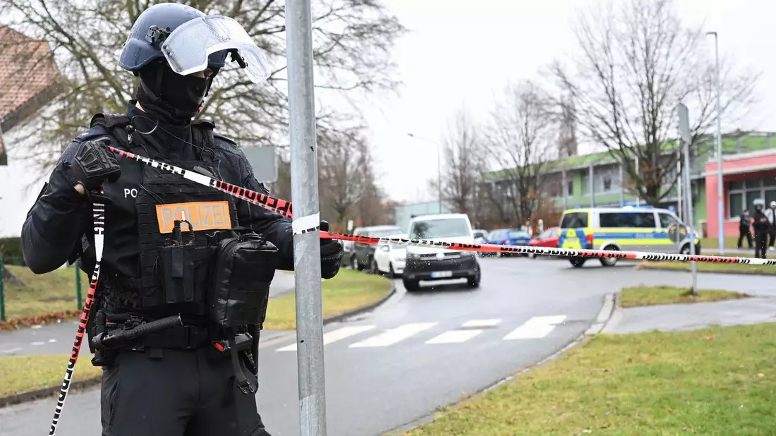 Das Gelände war zwischenzeitlich weiträumig abgesperrt. - Bild: Julian Stratenschulte/dpa