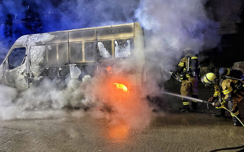 FW-NE: Brennender Transporter im Barbaraviertel | Starke Rauchentwicklung in der Nacht - Foto: presseportal.de
