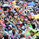 Die diesjährige Weiberfastnacht war ein nasser Start in den Straßenkarneval.  - Foto: Federico Gambarini/dpa