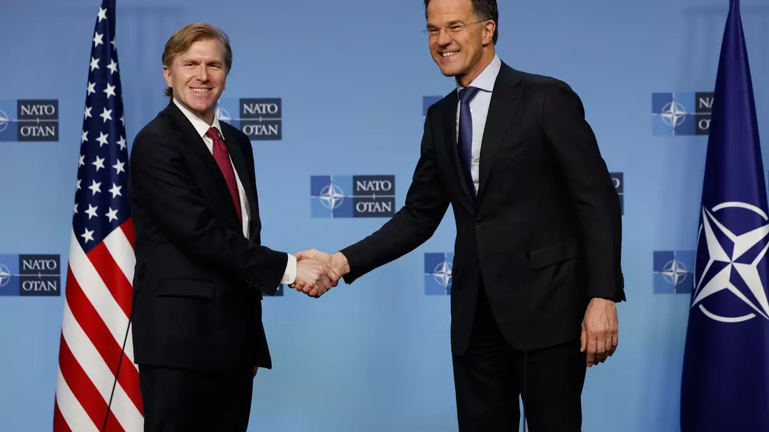 Schlug an der Seite von Nato-Generalsekretär Mark Rutte überraschend versöhnliche Töne an: US-Verteidigungsstaatssekretär Elbridge Colby (l). - Bild: Geert Vanden Wijngaert/AP/dpa