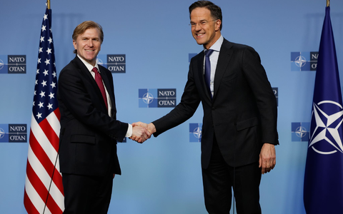 Schlug an der Seite von Nato-Generalsekretär Mark Rutte überraschend versöhnliche Töne an: US-Verteidigungsstaatssekretär Elbridge Colby (l). - Foto: Geert Vanden Wijngaert/AP/dpa