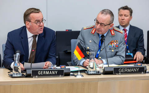 Verteidigungsminister Boris Pistorius hat Generalinspekteur Carsten Breuer für einen Nato-Spitzenposten vorgeschlagen. (Archivbild) - Foto: Geert Vanden Wijngaert/AP/dpa