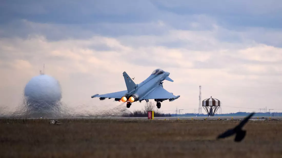 Deutschland will für den neuen Arktik-Einsatz der Nato vier Eurofighter bereitstellen. (Archivbild) - Bild: Bernd von Jutrczenka/dpa