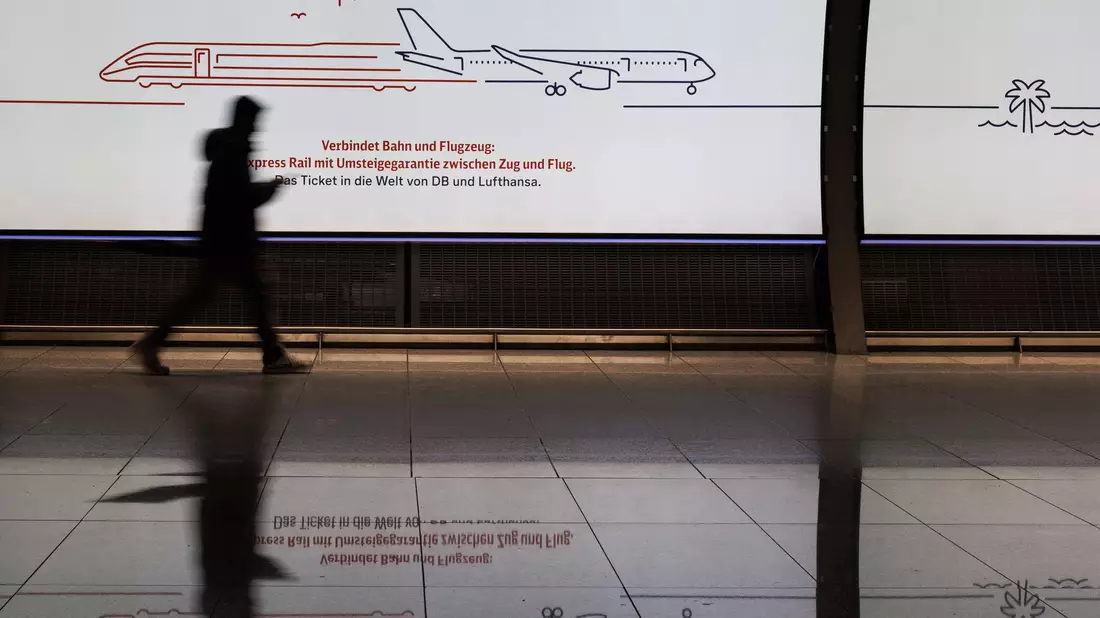 Lufthansa schickt Passagiere wegen des Crew-Streiks auf die Bahn. - Bild: Hannes P. Albert/dpa