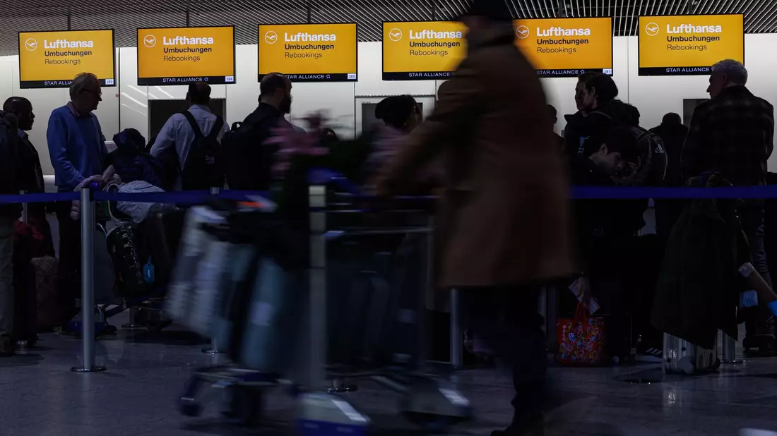 An den Umbuchungsschaltern bilden sich lange Schlangen.   - Bild: Hannes P. Albert/dpa