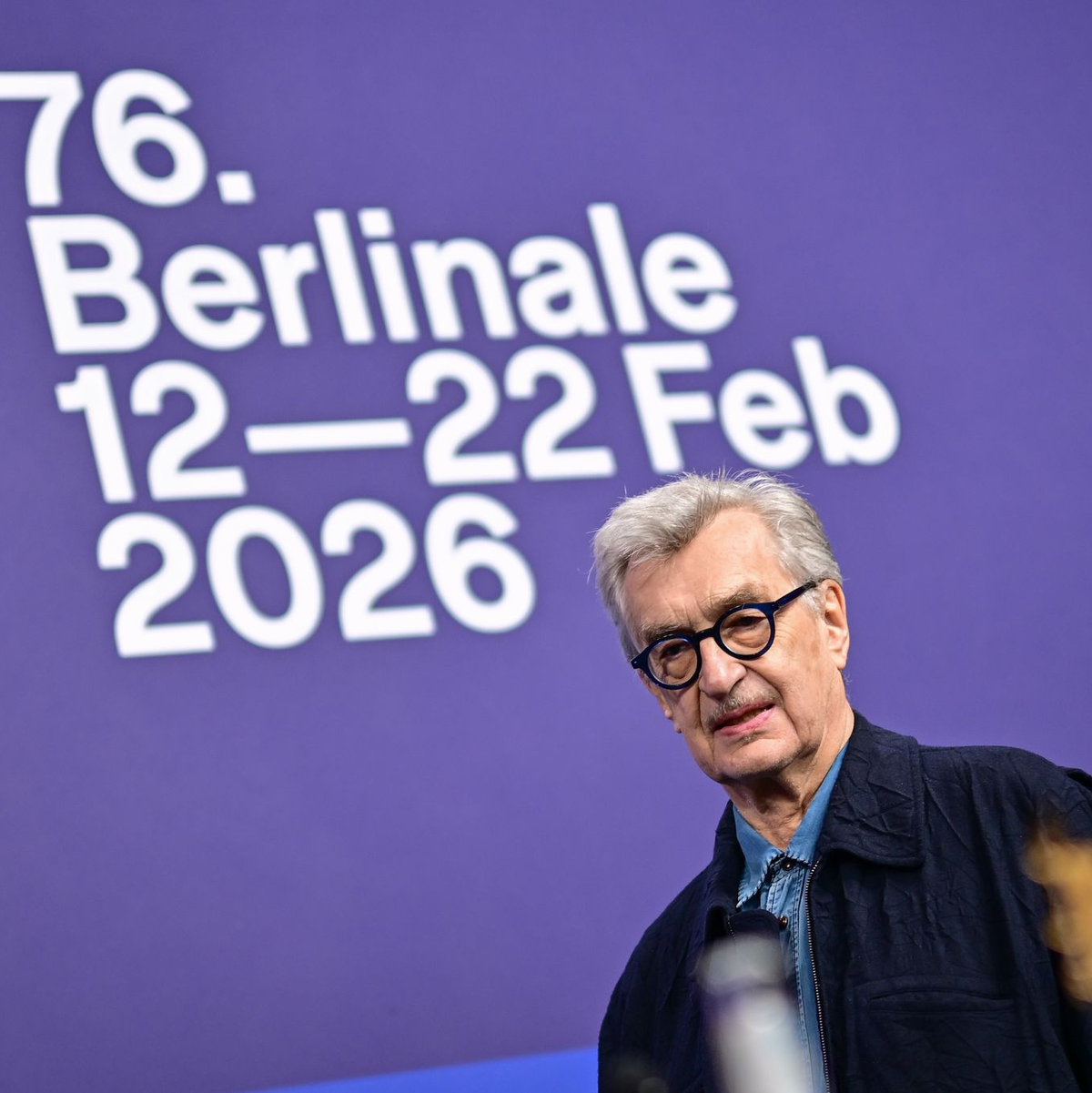 Wim Wenders bei der Jury-Pressekonferenz. - Foto: Sebastian Christoph Gollnow/dpa