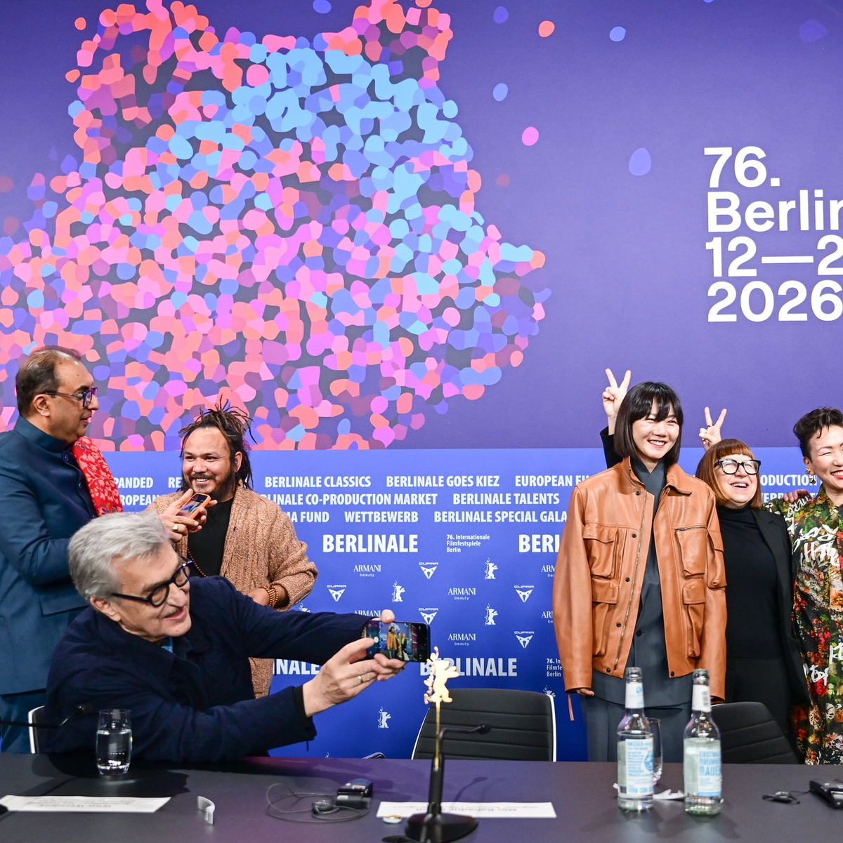 Wenders fotografierte kurzerhand auch mal selbst. - Foto: Sebastian Christoph Gollnow/dpa