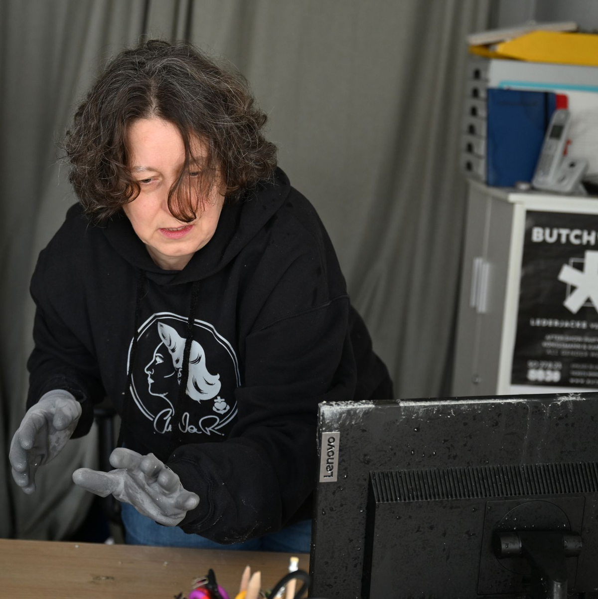 Räumt auf nach dem Brand: Constanze Körner. - Foto: Markus Lenhardt/dpa