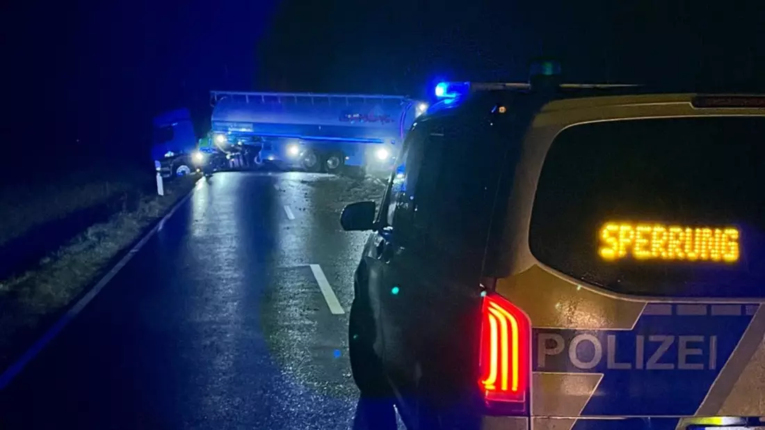 POL-COE: Dülmen-Hiddingsel, K27/Lkw steht quer auf Straße - Sperrung aufgehoben - Bild: presseportal.de