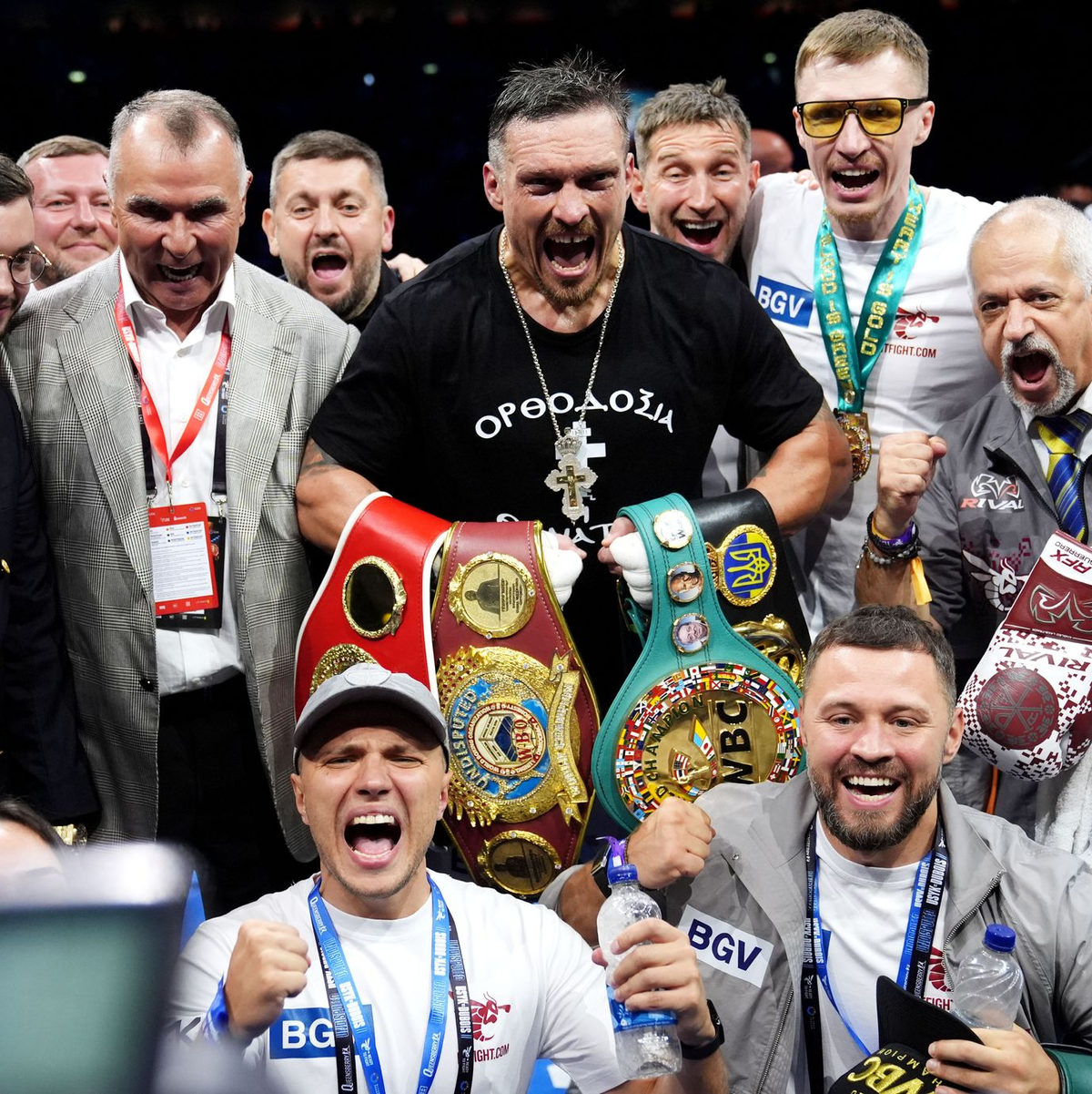 Was mach Mehrfach-Champion Oleksandr Usyk (m)? (Archivbild) - Foto: Bradley Collyer/PA Wire/dpa
